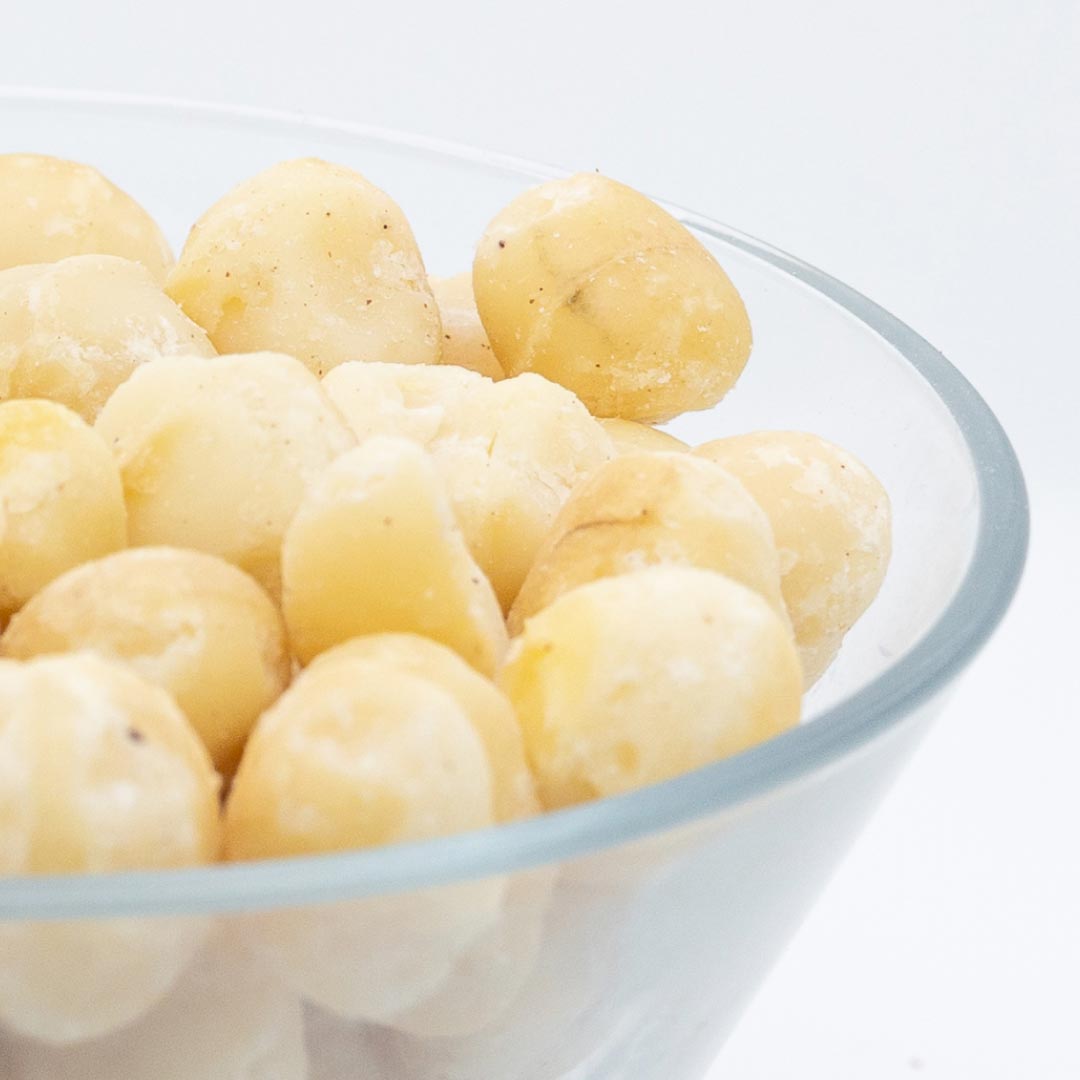 MACADAMIAS • no additives.